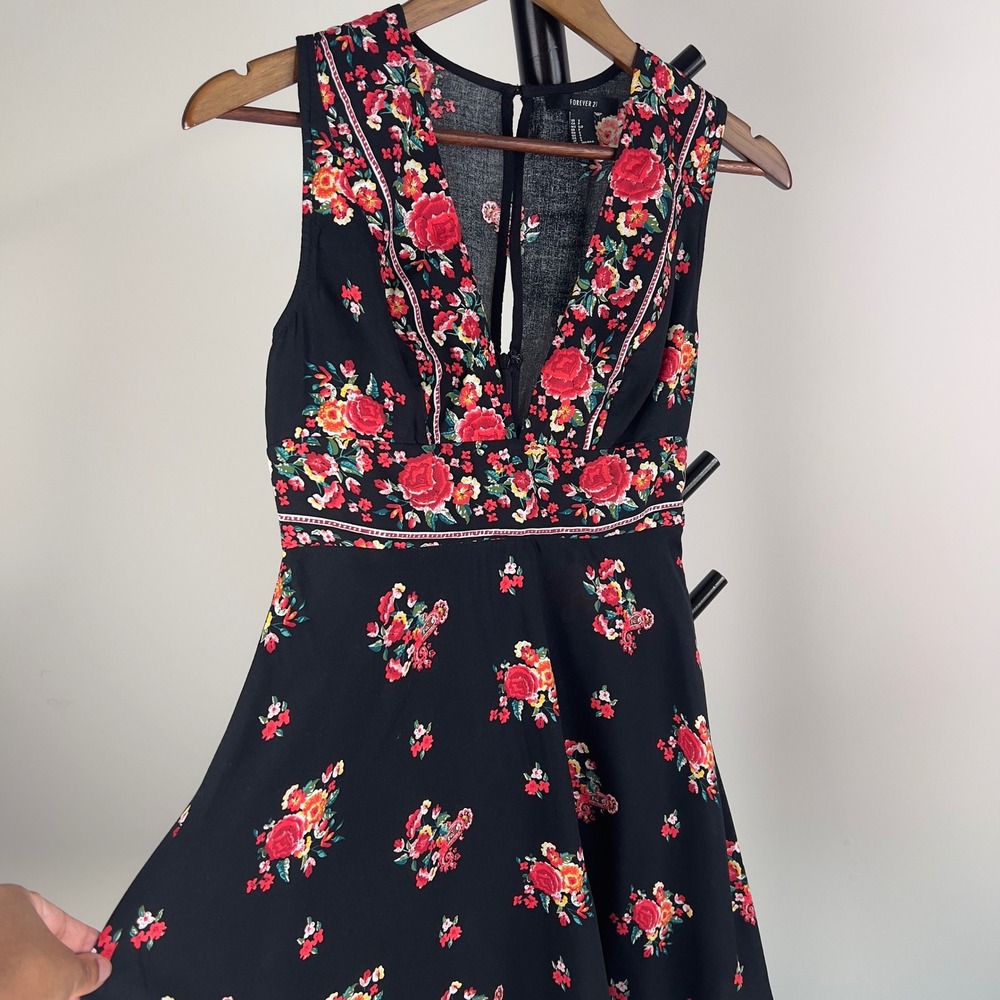 Forever 21 Black Floral Rose V-Neck Sleeveless Mini Skater Dress Small